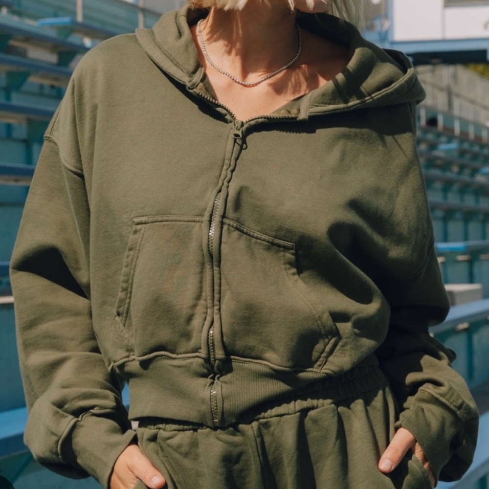 Daily Drills cropped zip up hoodie !!!